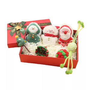 Coffret cadeau de Noël pour animaux de compagnie avec un Père Noël et un bonhomme de neige en peluche, une balle à mâcher en caoutchouc pour chiens, une baguette de jeu pour chats et un sac cadeau de Noël - Product Image 1