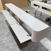 Meuble TV moderne et minimaliste blanc avec design à coins arrondis, console multimédia flottante avec rangement à porte battante