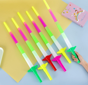 नई रचनात्मक इंद्रधनुष लेजर तलवार एक्सटेंडेबल लाइट अप खिलौने प्लास्टिक टेलीस्कोपिक फ्लैशिंग वॉंड्स के नेतृत्व वाली लाठी पार्टी बच्चों के लिए - Product Image 5