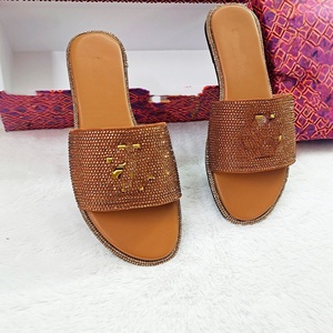 Sandali infradito piatti da donna TB estivi con punta aperta, scarpe da spiaggia per esterni con strass, suola morbida in gomma, taglie grandi - Product Image 3