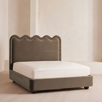 Lit capitonné festonné à la française, cadre en lin plissé ondulé style princesse, élément de suite de chambre junior de villa de luxe et romantique