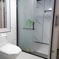 Maison conteneur à toit triangulaire à structure renforcée résistante au vent, adaptée aux cabanes de tourisme côtières sujettes aux typhons