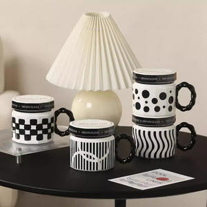 Tasse créative tendance au design élégant, en céramique délicate avec couvercle, tasse à boisson au style raffiné, tasse à café simple noire et blanche - Product Image 2