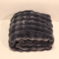Couverture en fausse fourrure grise à motifs haut de gamme 750 g/m² – Plaid luxueux et moelleux pour une ambiance nuageuse et chaleureuse dans votre salon