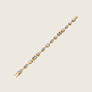 Pulsera de diamantes Amour con un diseño delicado con brillantes diamantes engastados en una banda elegante que encarna la pasión amorosa - Product Image 4