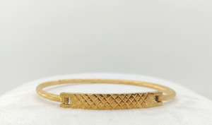 Pulsera de Oro de Diseño DIVYORO para Mujer con Patrón de Corte de Diamante, Chapada en Oro Premium, para Novias, Bodas y Fiestas - Product Image 1
