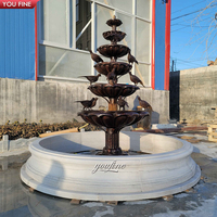 Fontaine d'eau en marbre de jardin d'extérieur avec sculpture d'oiseau en bronze