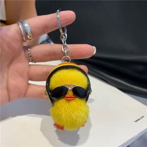 Porte-clés mignon en forme de petit canard jaune en peluche douce, breloque pour clés et sacs - Product Image 5