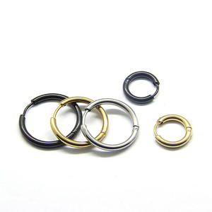 ES1019 <span class=keywords><strong>Orecchini</strong></span> a Cerchio Minimalisti Unisex di Alta Qualità in <span class=keywords><strong>Acciaio</strong></span> <span class=keywords><strong>Chirurgico</strong></span> 316L Placcato Oro per Donne e Uomini - Product Image 1