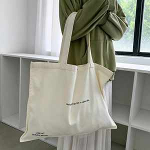 Sac fourre-tout en toile de coton beige surdimensionné avec logo personnalisé, bouton-pression, imprimé lettres minimaliste, pour le shopping, les trajets quotidiens, à porter à l'épaule - Product Image 1