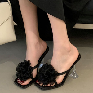 Sandales à talons chaton hauts pour femme, style mules en satin, à bout ouvert, avec fleur sur le devant, pour l'été - Product Image 2