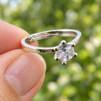 Zierlicher Runder Moissanit Verstellbarer Ring Flaches Band Abgerundete Krallen Minimalistischer Versprechensschmuck GRA 9K 10K 14K 18K Massivgold