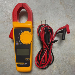 Pinza Amperimétrica Compacta 303 600A para Medición de Corriente CA, Clasificación de Seguridad de 600V, Resistencia, Precisión del 1.8% - Product Image 2