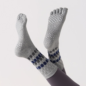 Nouvelles chaussettes de yoga mi-mollet à cinq doigts pour femmes, antidérapantes, sans couture, pour le Pilates, l'entraînement et le sport – Fournisseur ODM - Product Image 3