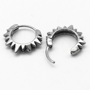 Pendientes Huggie Yunnique con Puntas de Acero de Titanio, Joyería Geométrica Unisex de Moda, Otoño 2024, Guangzhou - Product Image 3