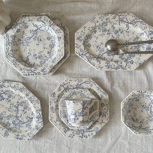 <span class=keywords><strong>Assiette</strong></span> à dessert irrégulière <span class=keywords><strong>en</strong></span> porcelaine bleu et blanc, style rétro vintage, motif floral vigne bleue, compatible micro-ondes - Product Image 1