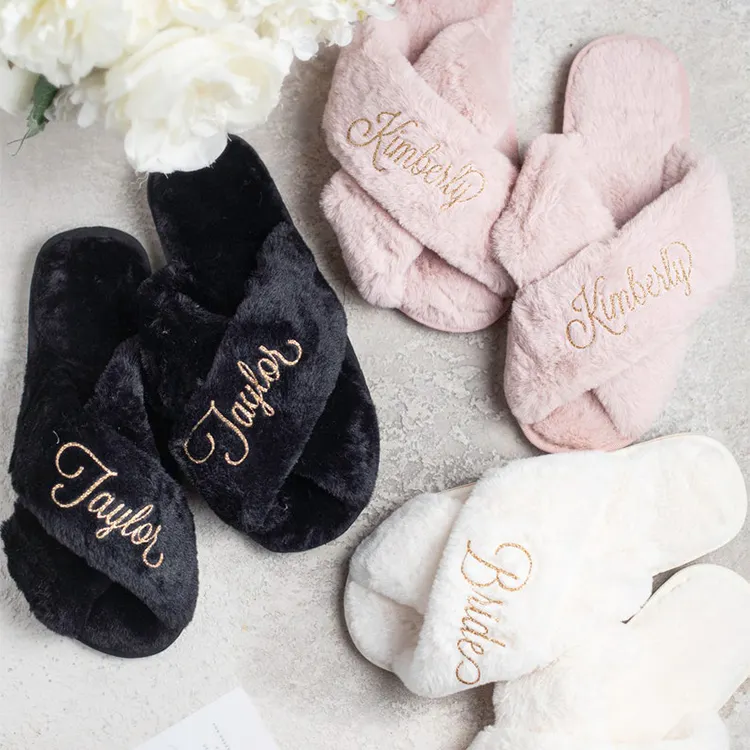 Geborduurde Custom Gold Logo Wedding Bruidsmeisje Vrouwen Binnenshuis Harige Huis Cross Pluche Slippers