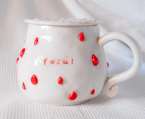 Tasse à café en porcelaine avec couvercle : Tasse à café en poterie rouge et blanche - Product Image 1