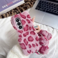 Étui Hiver Chaud en Fourrure Douce et Pelucheuse pour Samsung Galaxy Fold 3 4 5 6 7 8 Ultra, Motif Léopard, avec Bracelet Chaîne de Poignet