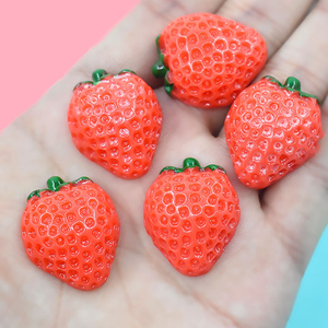 Miniatures de fraises en résine à dos plat, accessoires de loisirs créatifs pour la création de bijoux, pinces à cheveux, épingles à cheveux et coques de téléphone faites main - Product Image 1