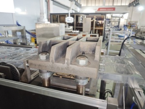 Machine de fabrication de couvercles pour gobelets à café glacé en <span class=keywords><strong>plastique</strong></span>, machine de fabrication de gobelets à café chaud <span class=keywords><strong>avec</strong></span> <span class=keywords><strong>couvercle</strong></span> pour gobelets à café en papier de 8 oz, 9 oz, 12 oz - Product Image 4