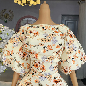 Vestidos estampados de mujer con cuello redondo, manga abullonada, cintura alta, abertura en la cadera y volantes laterales - Product Image 3