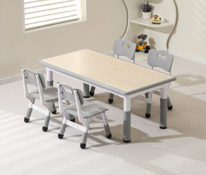 Gris veteado imitación madera, juego de cuatro sillas.