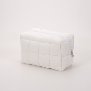 Borsa per il trucco in Nylon trapuntato con imbottitura a griglia a bolle, spaziosa custodia quadrata per articoli da toeletta e cosmetici - Product Image 2