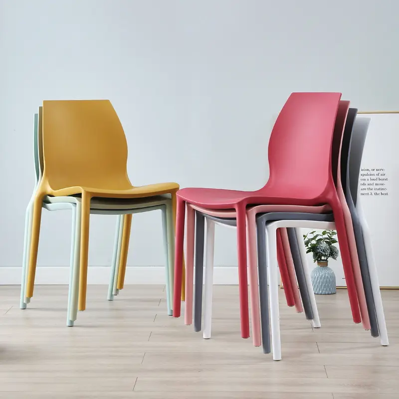 Moderne stapelbare farbige Restaurantstühle Cafe Bar Studio Polypropylen Freizeit-PP-Kunststoff-Esszimmerstuhl