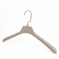 Cintre en plastique classique YT avec revêtement en caoutchouc, cintre durable pour vêtements, costumes et manteaux pour hommes