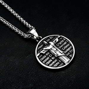 yunnique Collier pendentif Sauveur en acier inoxydable pour homme, avec breloque croix religieuse ronde, bijou de foi, cadeau pour lui - Product Image 4