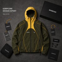Ensemble de survêtement vert olive pour hommes, personnalisable avec logo, veste coupe-vent Techwear et pantalon Gorpcore avec passepoil jaune, vente en gros OEM