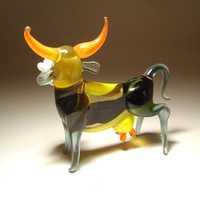 Figurine de vache en verre avec cornes orange et accents jaunes, design contemporain, pièce décorative de table