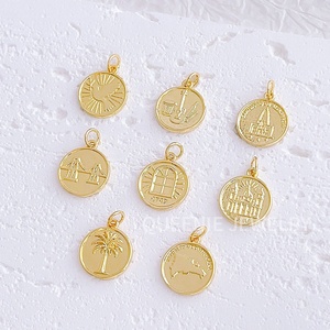 Collier Pendentif Personnalisé en Or Plaqué Or 18K avec Croix de Jésus <span class=keywords><strong>CHRISTOPHER</strong></span> et Pièce de Monnaie pour Hommes et Femmes - Product Image 3