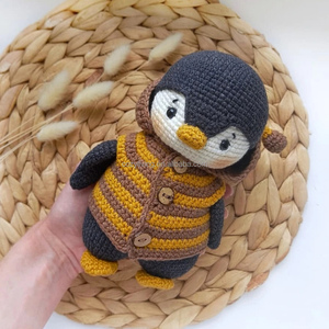 <span class=keywords><strong>Amigurumi</strong></span> Taille personnalisée et logo Adorable <span class=keywords><strong>pingouin</strong></span> tricoté au crochet fait à la main avec abeille Vêtements pour enfants Cadeau d'artisanat - Product Image 2
