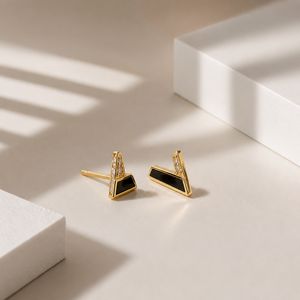 Boucles d'oreilles clous triangulaires or et noir en acier inoxydable plaqué or 14K sous vide, boucles d'oreilles géométriques émaillées - Product Image 1