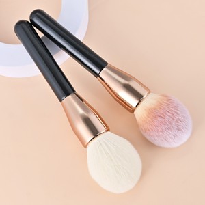 Pinceau à poudre à tête large en poils synthétiques type ampoule, manche en bois, n'absorbe pas la poudre, poils doux et moelleux, pour fond <span class=keywords><strong>de</strong></span> teint - Product Image 4
