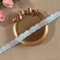 Nouveau design de ruban en maille blanc laiteux à festons étroits de 1,5 cm, dentelle brodée florale soluble dans l'eau pour la confection de vêtements, l'artisanat et le bricolage
