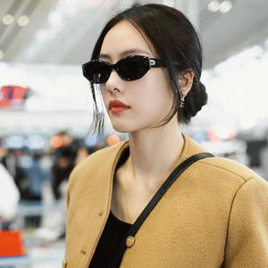 Gafas de sol estilo ojo de gato personalizadas para mujer, montura negra, lentes de PC con protección UV400, gafas de sol de moda de Instagram. - Product Image 1