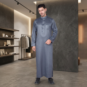 Qamis Saoudien Premium Bleu Ardoise pour Hommes, à Manches Longues, avec Col Montant et Poche Poitrine, pour Acheteurs du Moyen-Orient - Product Image 1