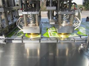 เครื่องบรรจุและปิดผนึกแก้วพลาสติกแบบแยกสองชั้น ขนาด 500 มล. 750 มล. 4 หัวจ่าย ราคาโรงงาน - Product Image 6