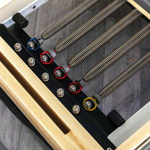 Reformeur de <span class=keywords><strong>Pilates</strong></span> pliable en érable avec cadre à déverrouillage rapide et système de glisse douce, idéal pour un mouvement fluide et un gain de place - Product Image 6