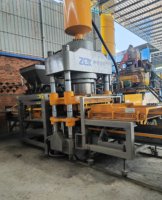 Machine de fabrication de blocs creux en béton avec pompe hydraulique bidirectionnelle PLC, ligne de production de briques entièrement automatique