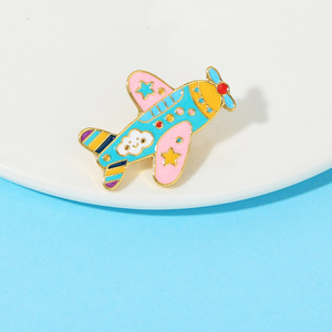Pin de Solapa Personalizado Sin Pedido Mínimo con Diseño de Avión, Insignia Metálica de Viajes Mundiales, Broche de Esmalte para Bolsa - Product Image 3