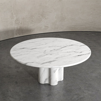 Table à manger ronde en travertin Kumusi Furniture, bords doux pour des dîners familiaux confortables