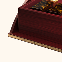 Organisateur de flacons de parfum en bois de qualité supérieure avec insert découpé sur mesure, intérieur rouge intense pour une présentation de parfum de luxe