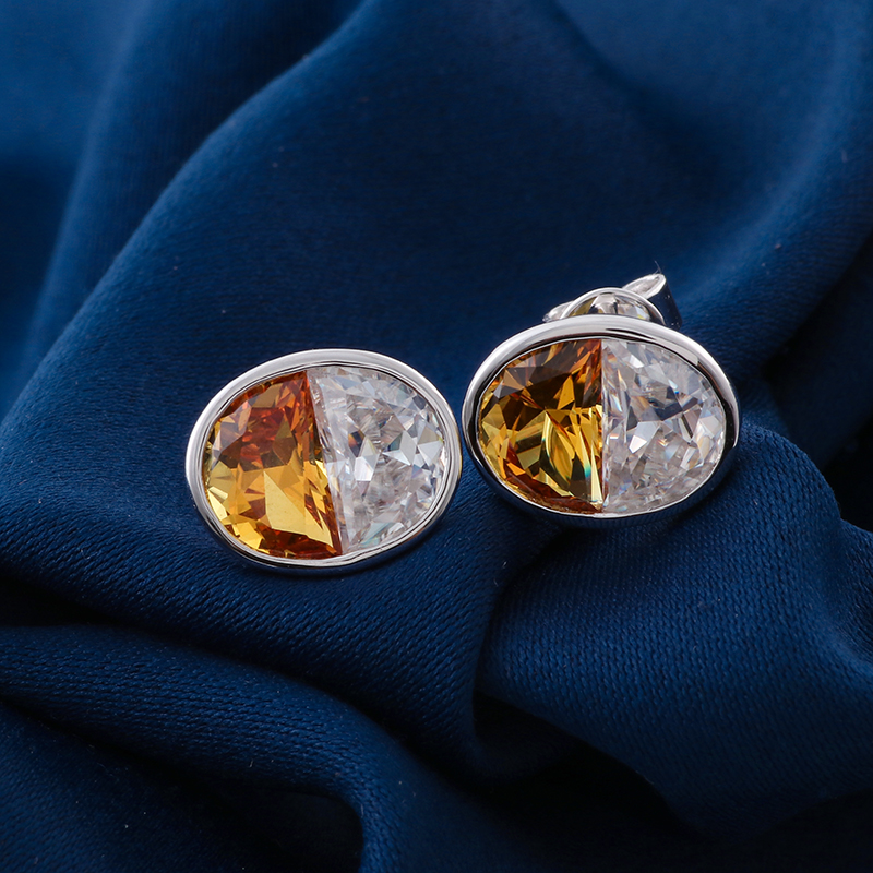 Boucles d'oreilles à clous en or massif 14 carats avec pierres précieuses de laboratoire.