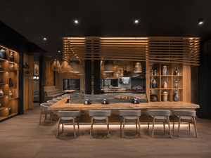 การออกแบบร้านอาหารซูชิสไตล์วาบิซาบิแบบญี่ปุ่นสมัยใหม่ พร้อมเฟอร์นิเจอร์ไม้เชิงพาณิชย์ที่ออกแบบตามสั่ง และการตกแต่งบาร์ซูชิแบบเปิดโล่ง - Product Image 2