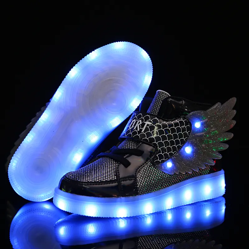 Baskets pour enfants Enfants Bébé Filles Garçons Ailes Légères Mesh Designers Chaussures Led Sport Run Sneakers Light Up Shoes