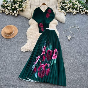Ensemble de robe plissée respirante pour femme, deux pièces, col en V, motif floral, taille haute, style vintage élégant et formel, de haute qualité - Product Image 2